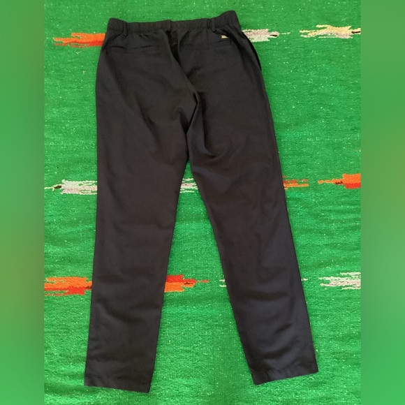Under Armour Womens Dark Navy Golf pants-SZ 10
Waist 15”
Inseam 30”
B1 - Picture 2 of 4